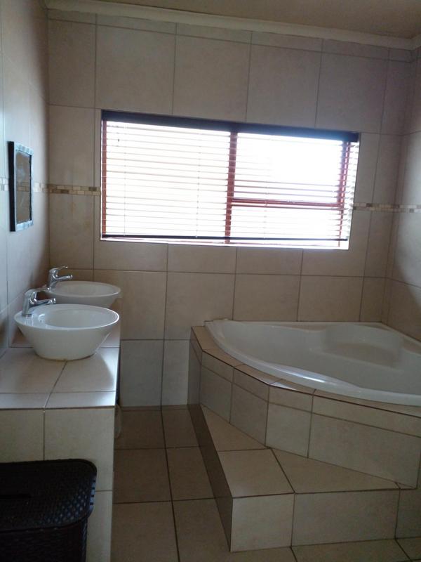 3 Bedroom Property for Sale in Eikenbosch Western Cape